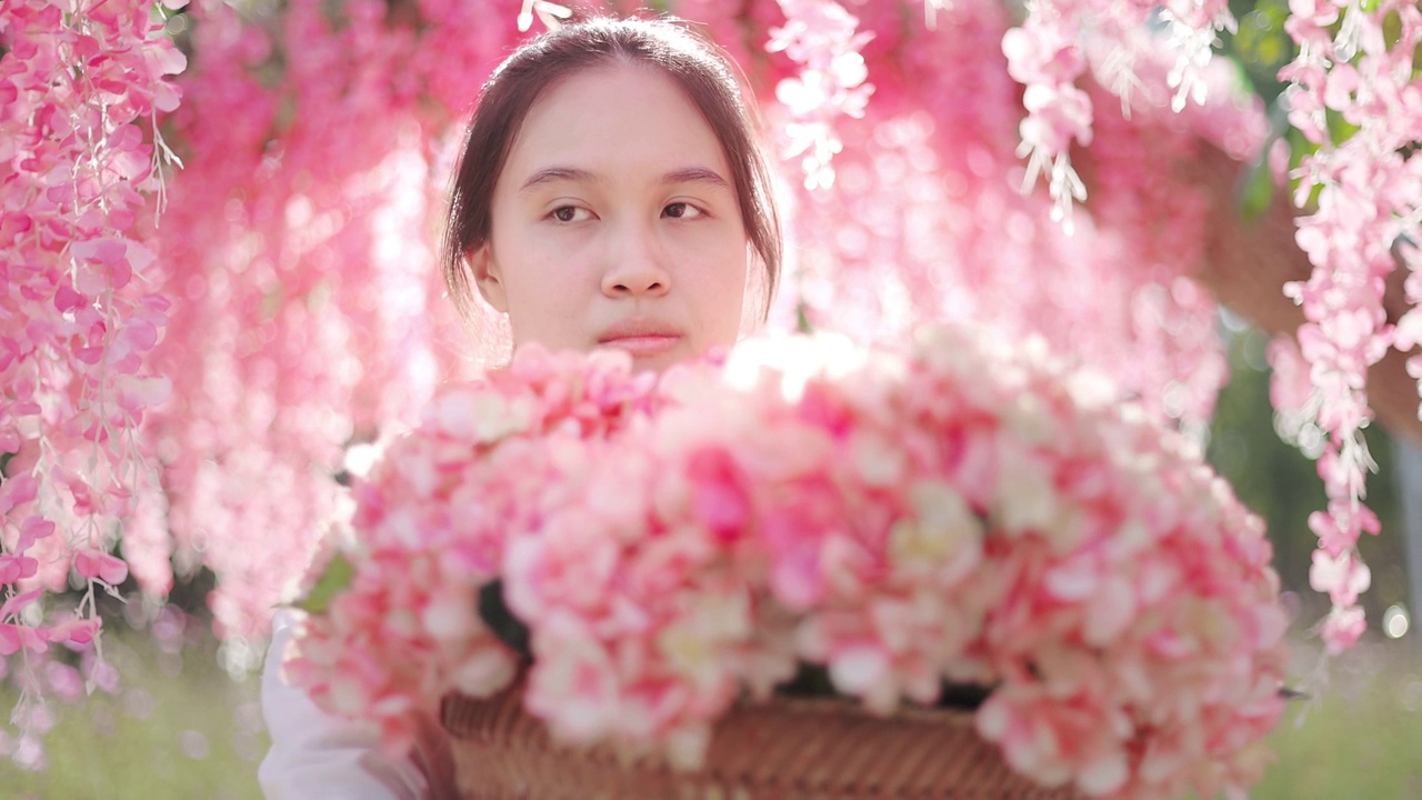 花丛中的少女视频素材