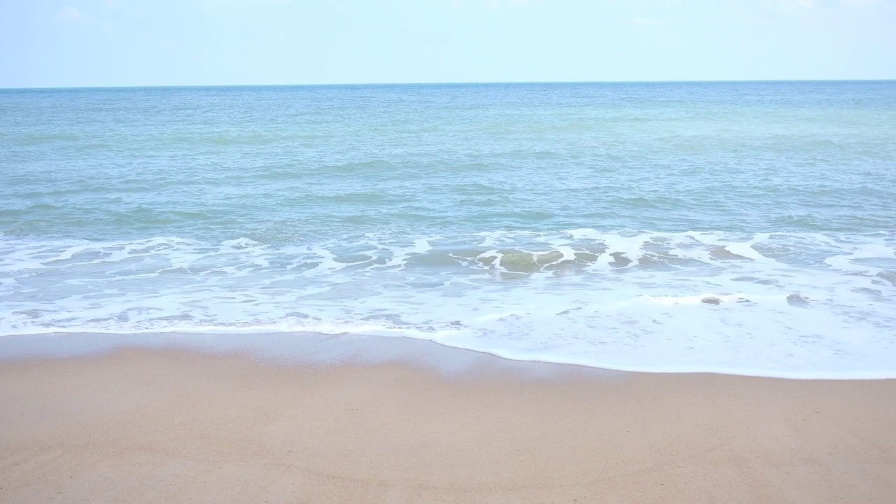 下午的海面和海滩有正常的波浪视频素材