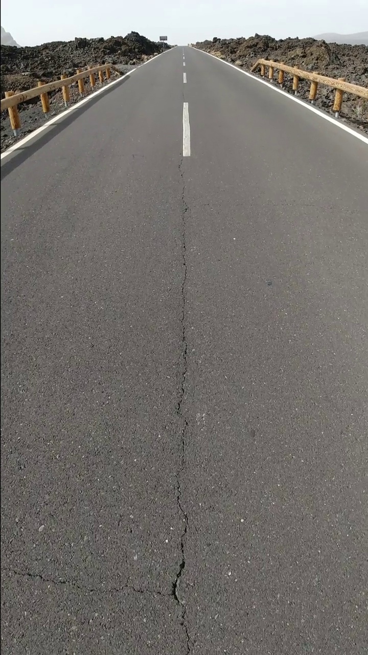 旅行和空旷的道路视频素材