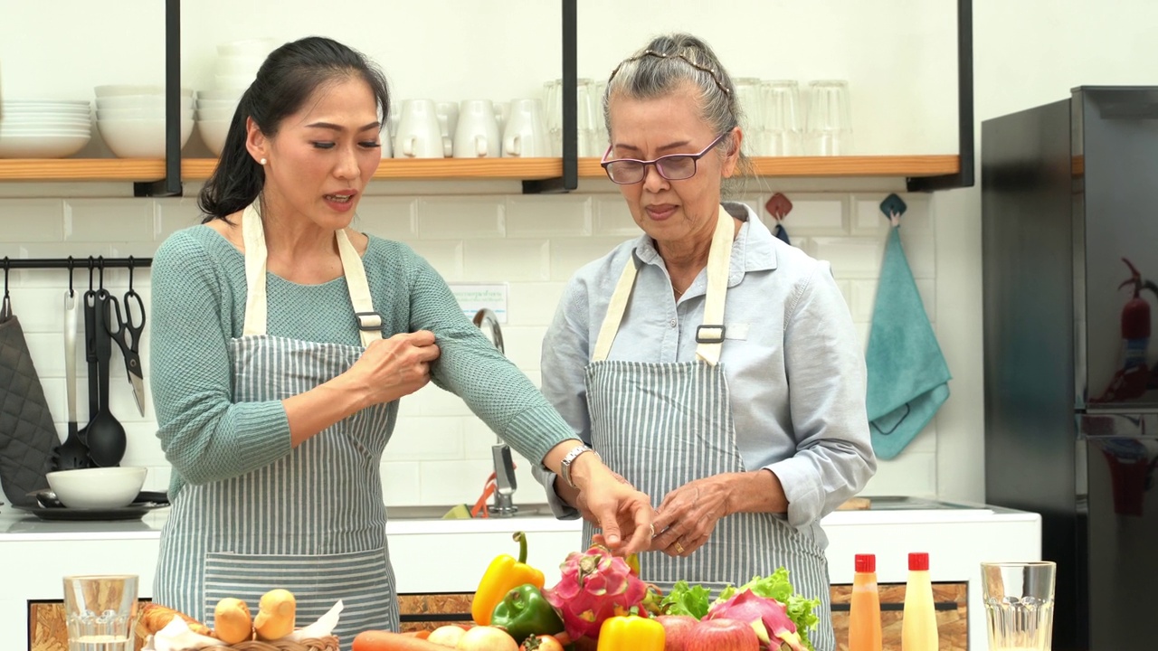 母亲，女儿和祖母。家庭幸福。视频素材