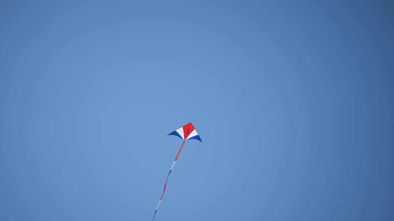 特写慢动作彩色风筝在天空中舒适而平静的镜头视频素材