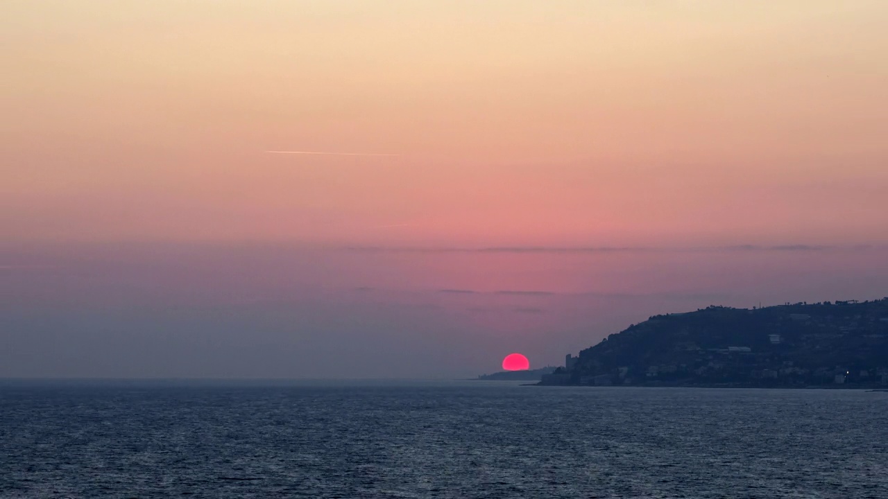 日落时Sanremo延时。地中海意大利里维埃拉的夕阳。利古里亚Imperia区的圣雷莫。视频素材