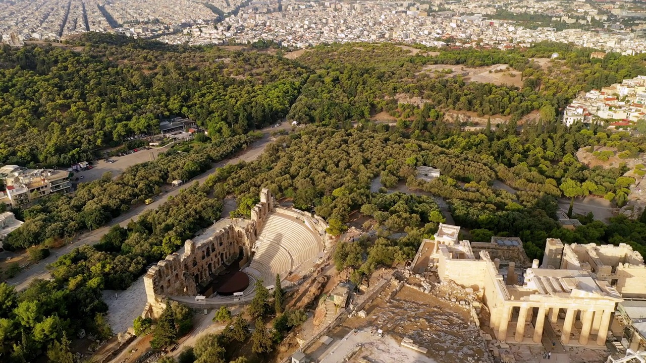 希腊，雅典:从空中俯瞰古希腊城市中心的奥德翁圆形剧场，俯瞰整个欧洲视频素材