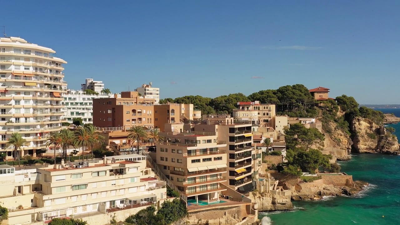 马略卡岛(西班牙):马略卡岛首都的鸟瞰图，海滩Platja de Cala Major -从上面俯瞰欧洲的景观全景视频素材