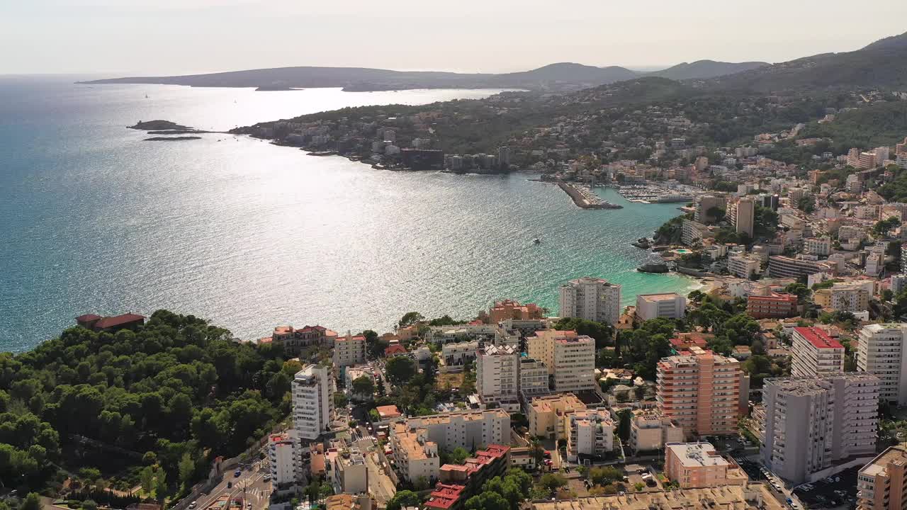 马略卡岛(西班牙):马略卡岛首都的鸟瞰图，海滩Platja de Cala Major -从上面俯瞰欧洲的景观全景视频素材