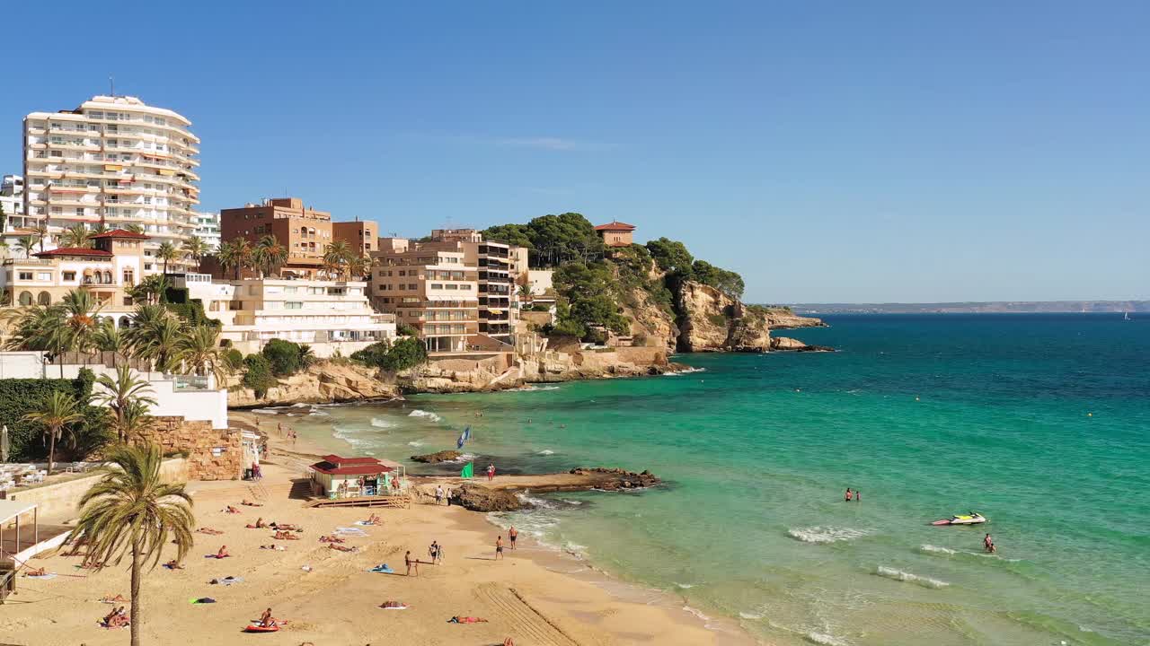 马略卡岛(西班牙):马略卡岛首都的鸟瞰图，海滩Platja de Cala Major -从上面俯瞰欧洲的景观全景视频素材