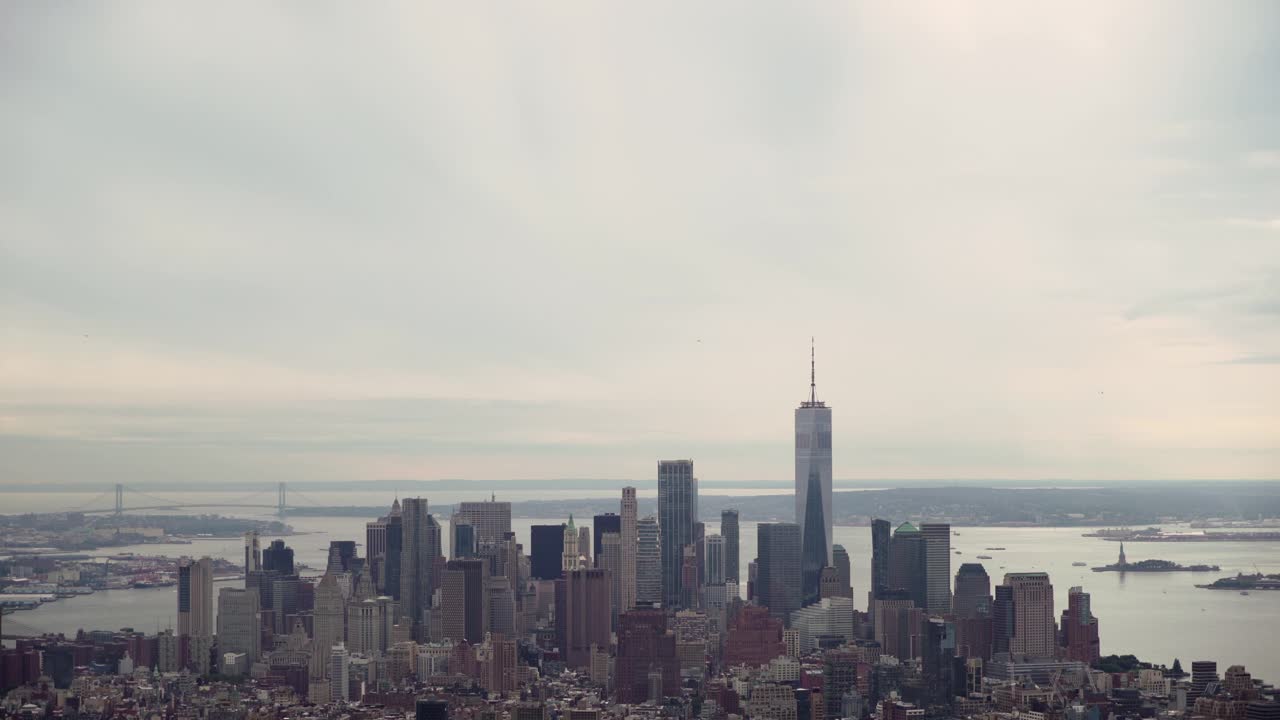 鸟瞰美国纽约市中心和曼哈顿市中心。哈德逊河视频素材