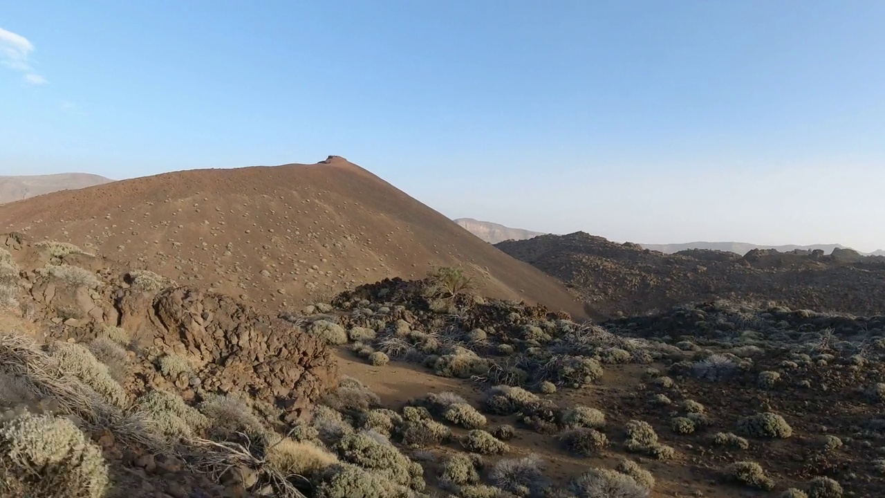 驾车穿越火山地貌视频素材