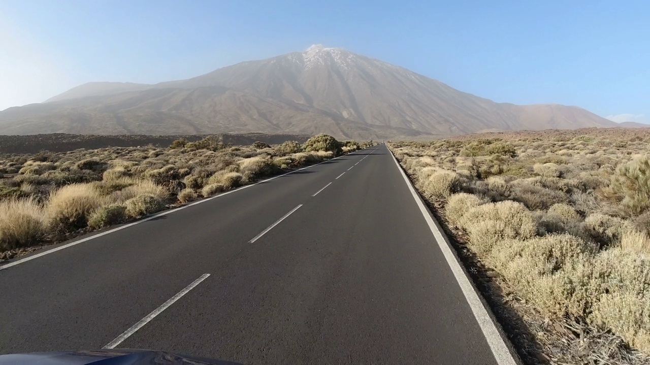 驾车穿越火山地貌视频素材