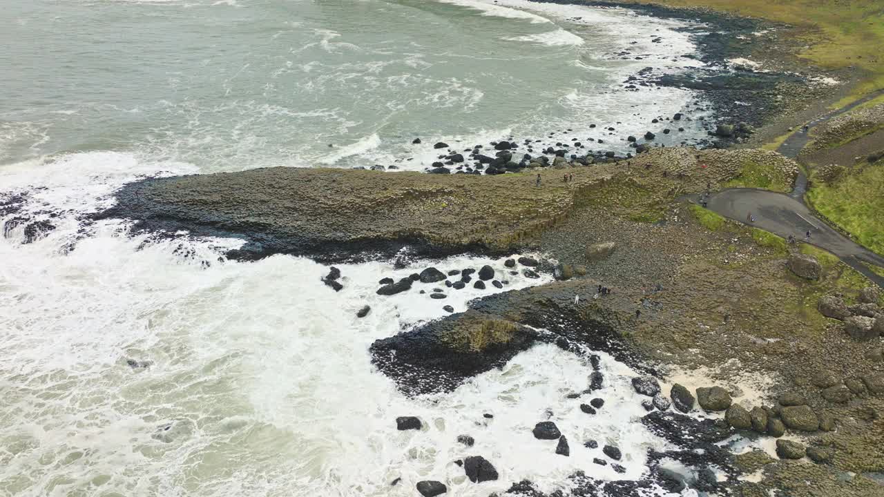 巨人的堤道无人机鸟瞰图北爱尔兰海岸跟踪侧半岛视频素材