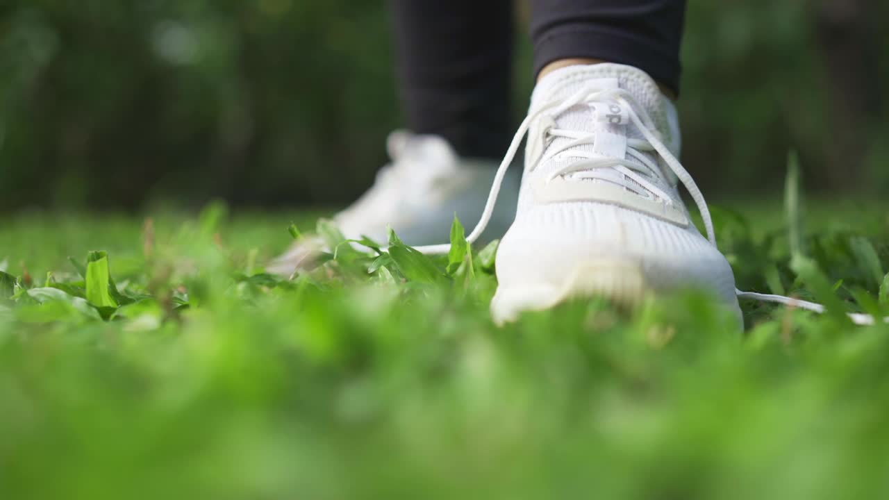 在跑鞋上系鞋带的女人视频素材