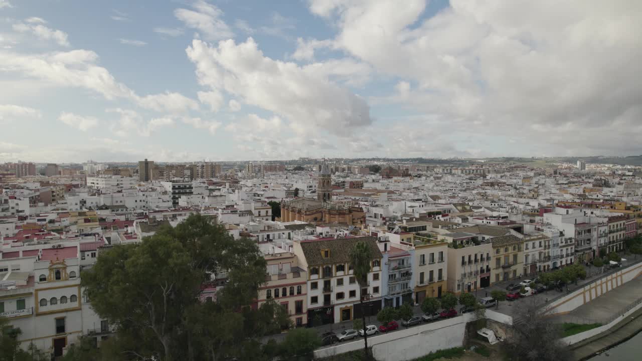 西班牙塞维利亚，特里亚纳著名旅游街区的航拍全景，背景是圣安娜教区视频素材