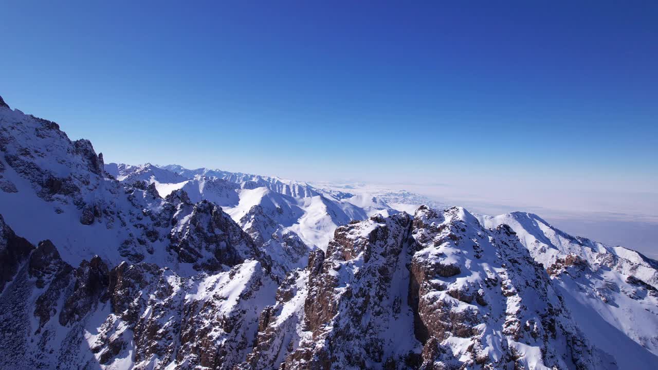 用无人机俯瞰哈萨克斯坦高耸的雪峰视频素材