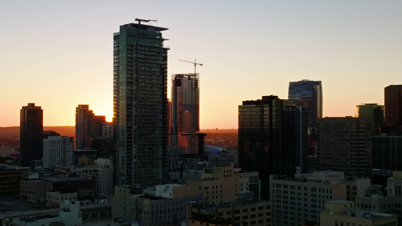 洛杉矶市中心现代摩天大楼后面的夕阳——无人机拍摄视频素材