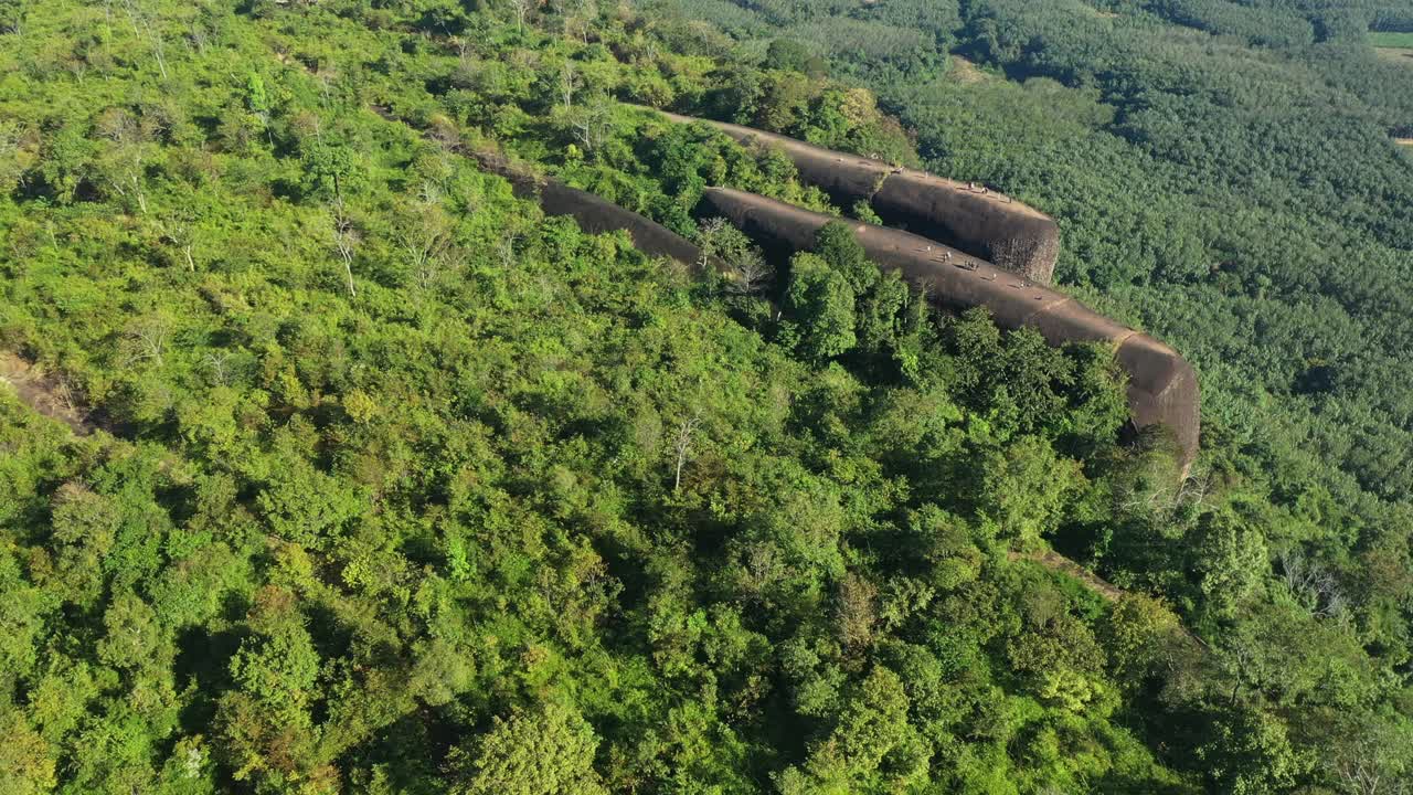 鸟瞰拍摄的三只鲸鱼岩石山在布昂坎省在泰国视频素材