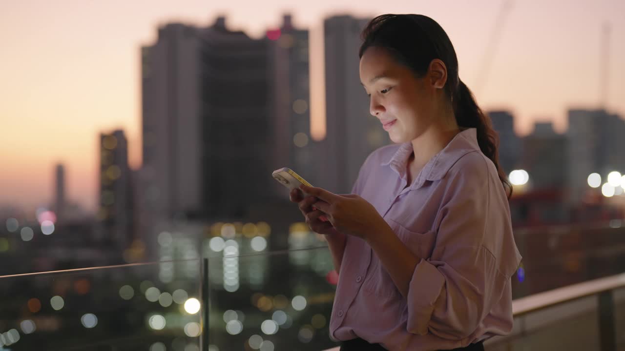 女人用智能手机使用社交媒体视频素材