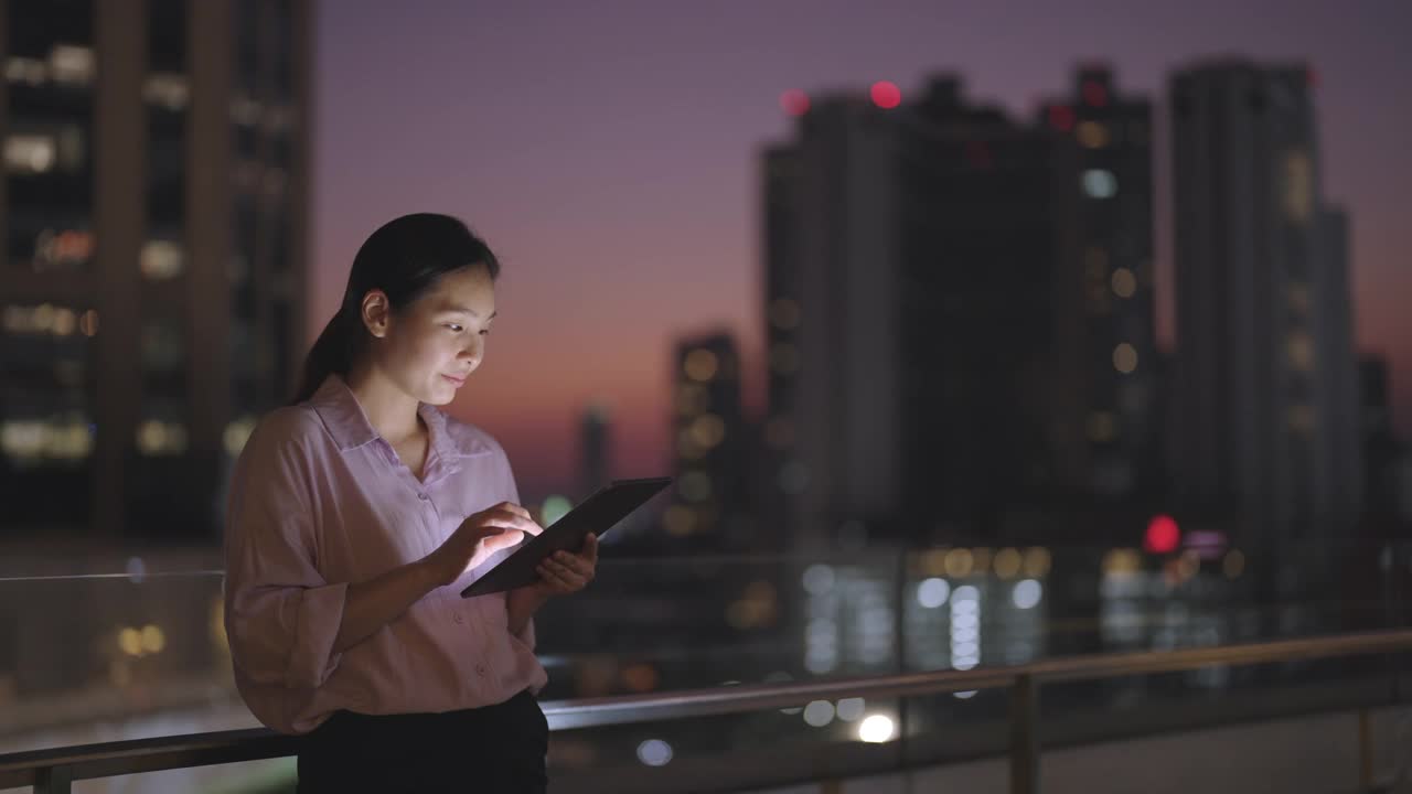 女人用智能手机使用社交媒体视频素材