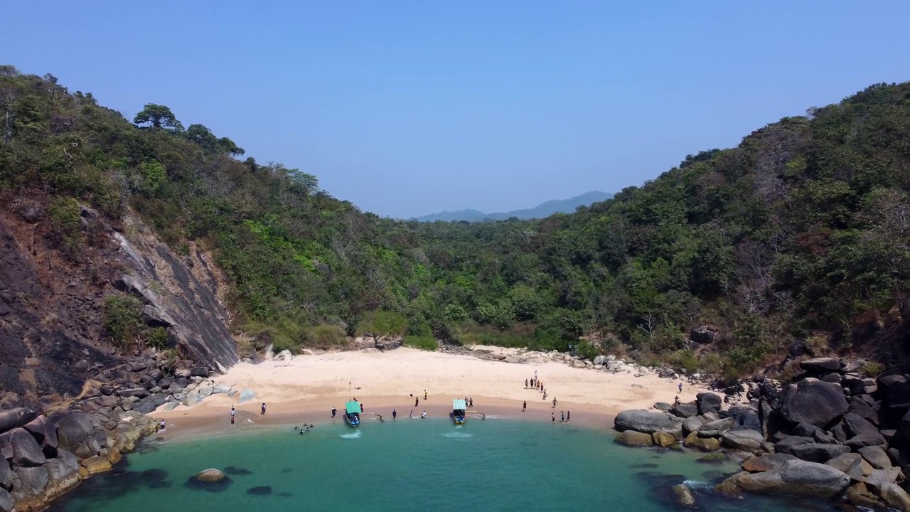 美丽的秘密海滩蝴蝶在果阿，印度。鸟瞰原始海滩与岩石海湾和海浪的碰撞。视频素材