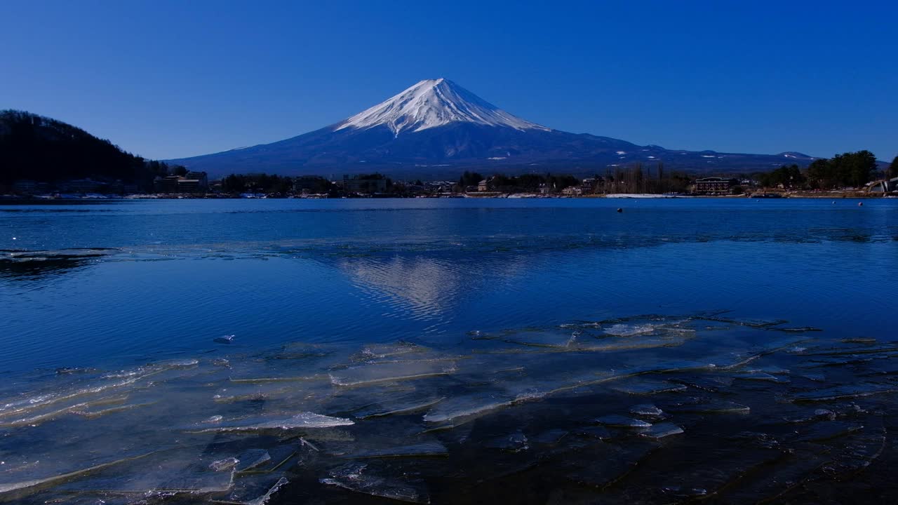 冰冻的川口湖上的富士山视频下载