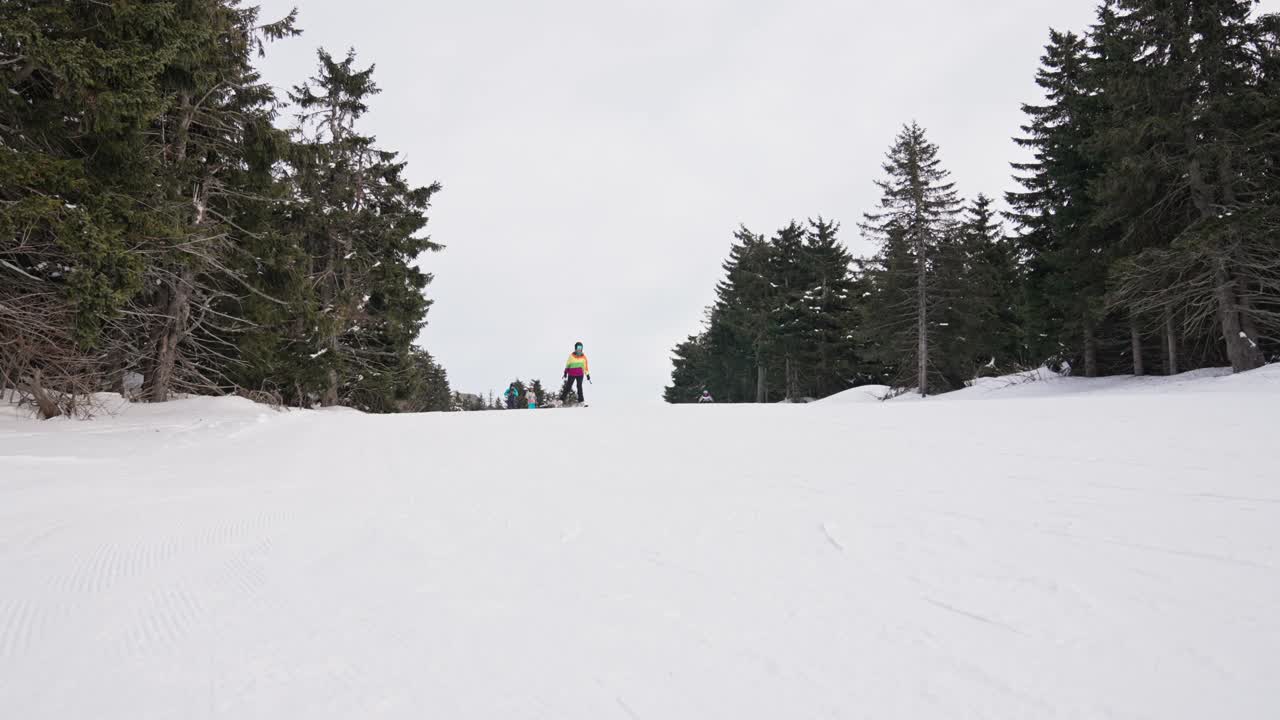 女子在山上滑雪视频素材