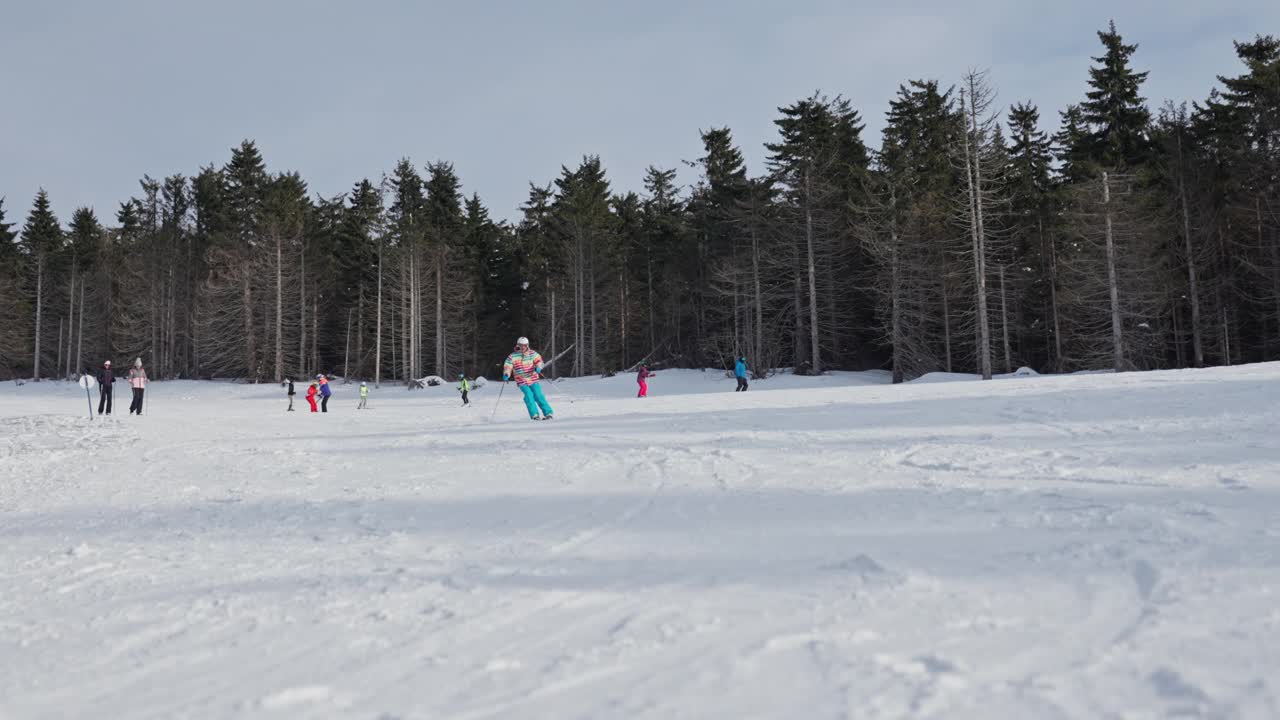 男子在山上滑雪视频素材