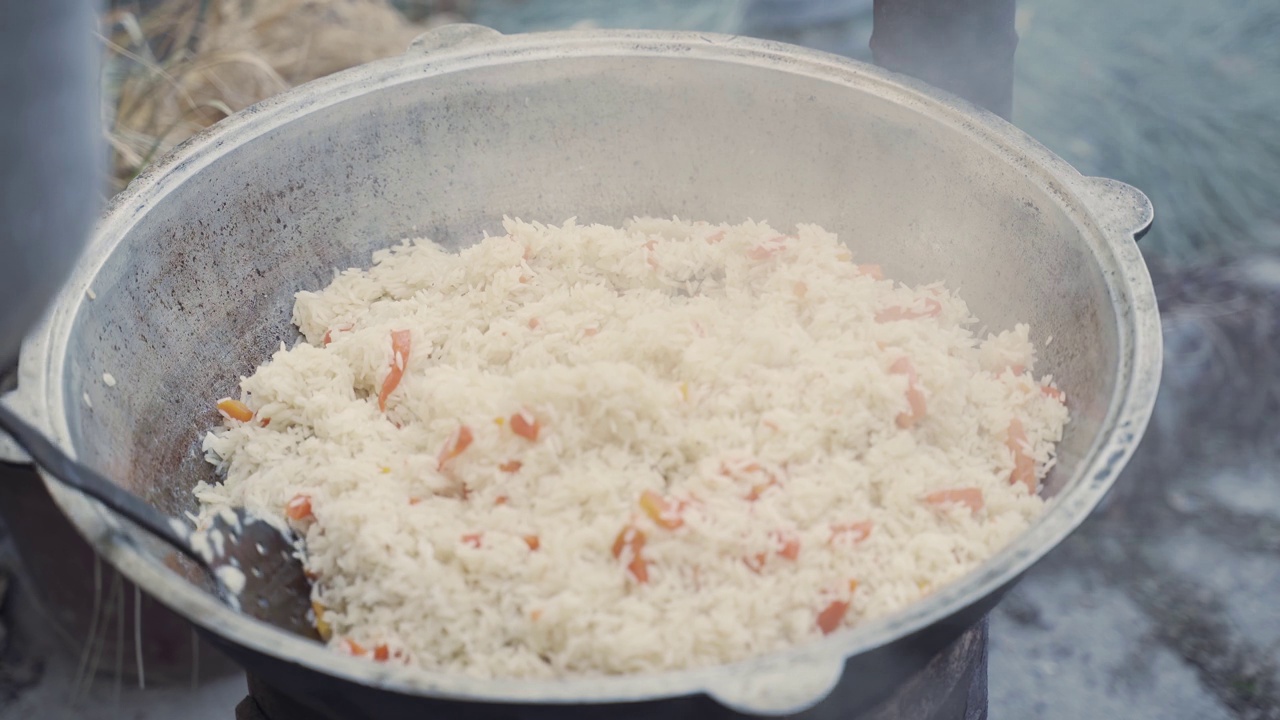 厨师在喀山用漏勺混合肉饭和肉汤。视频素材