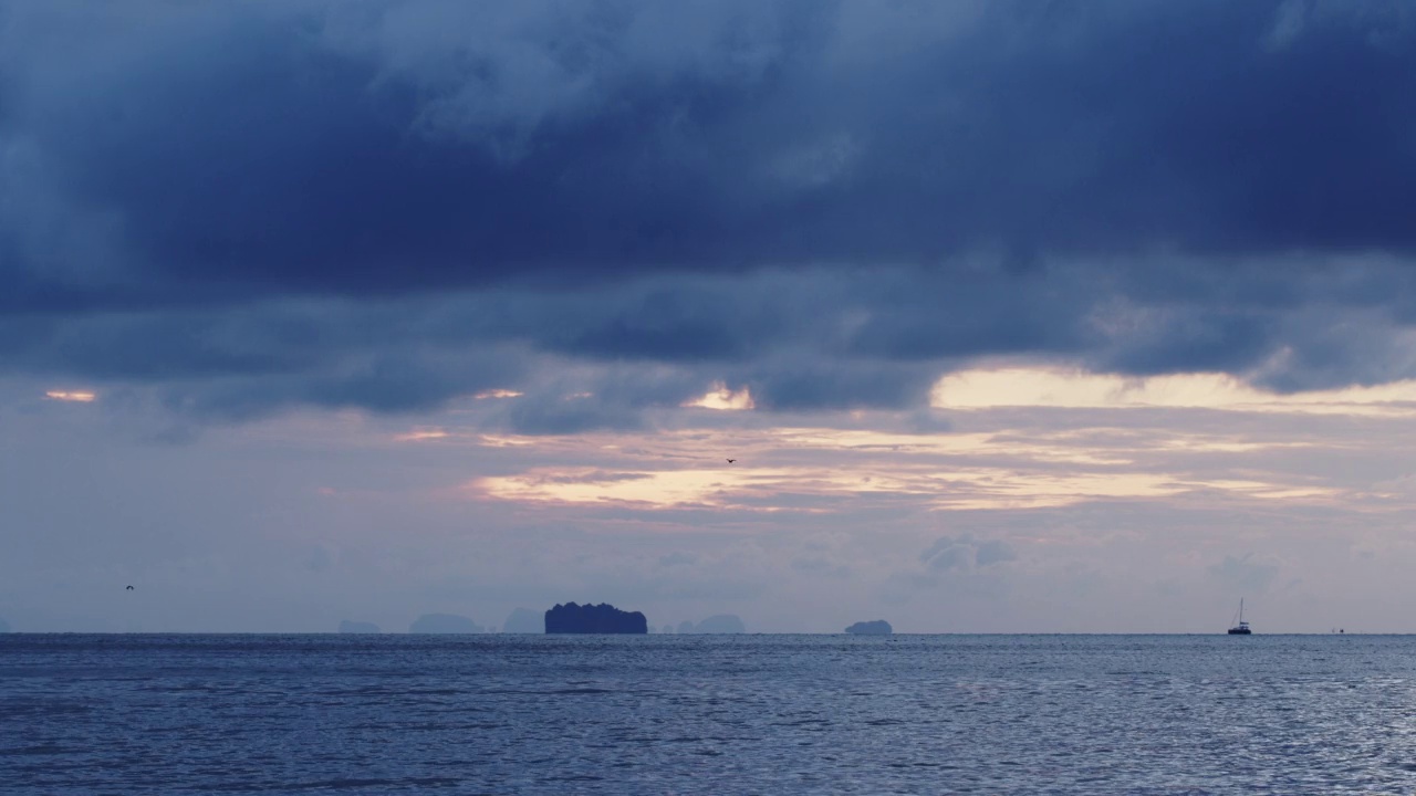 平静的大海和柔和的阳光。视频素材