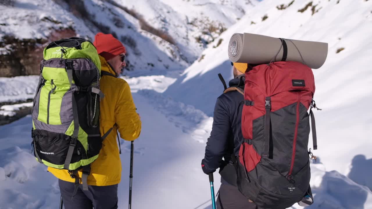 两个男性登山者正在向山顶走去视频素材