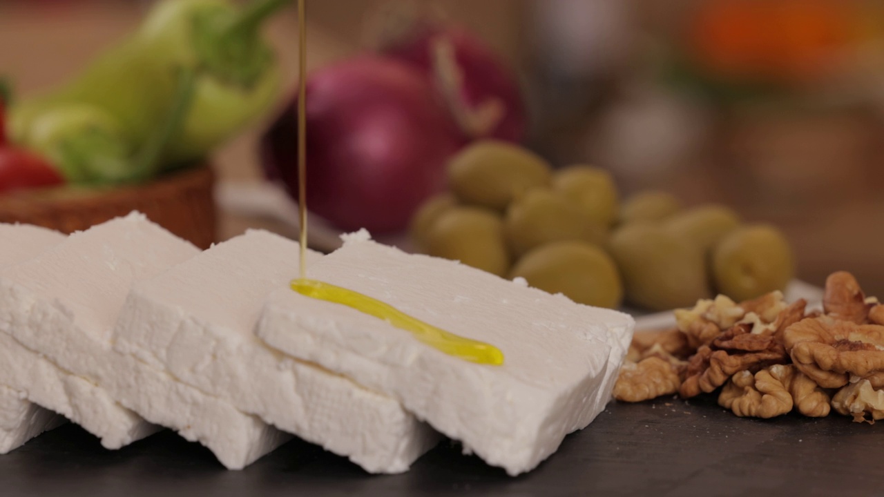 将橄榄油浇在新鲜的奶酪上视频素材