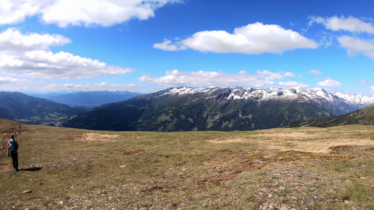 Stubeck -在奥地利阿尔卑斯山脉徒步旅行的一个女人欣赏卡林西亚的高山景观，高陶恩。旅游热视频素材