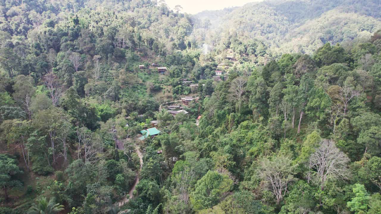 鸟瞰图，在乡村热带雨林的山谷中，传统的乡村与木制家庭住宿视频素材