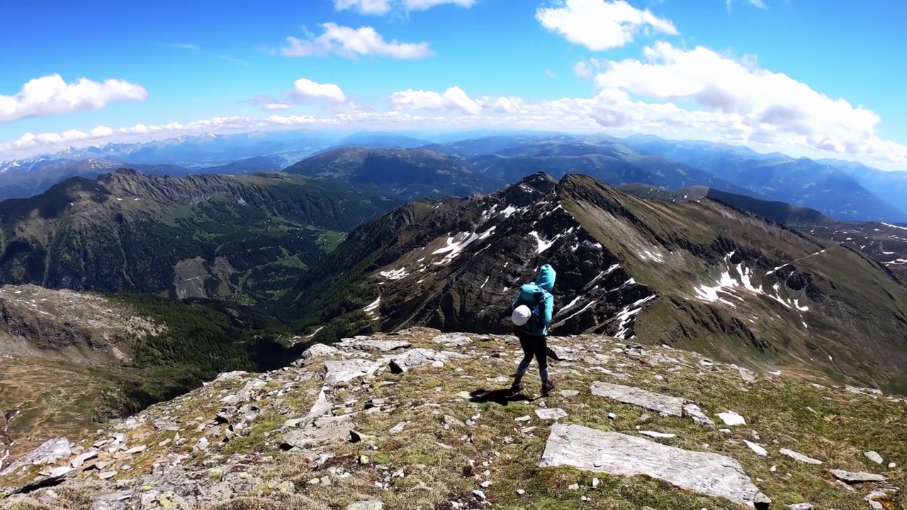 一个女人在奥地利阿尔卑斯山徒步旅行，欣赏卡林西亚的高山景观。旅游热视频素材