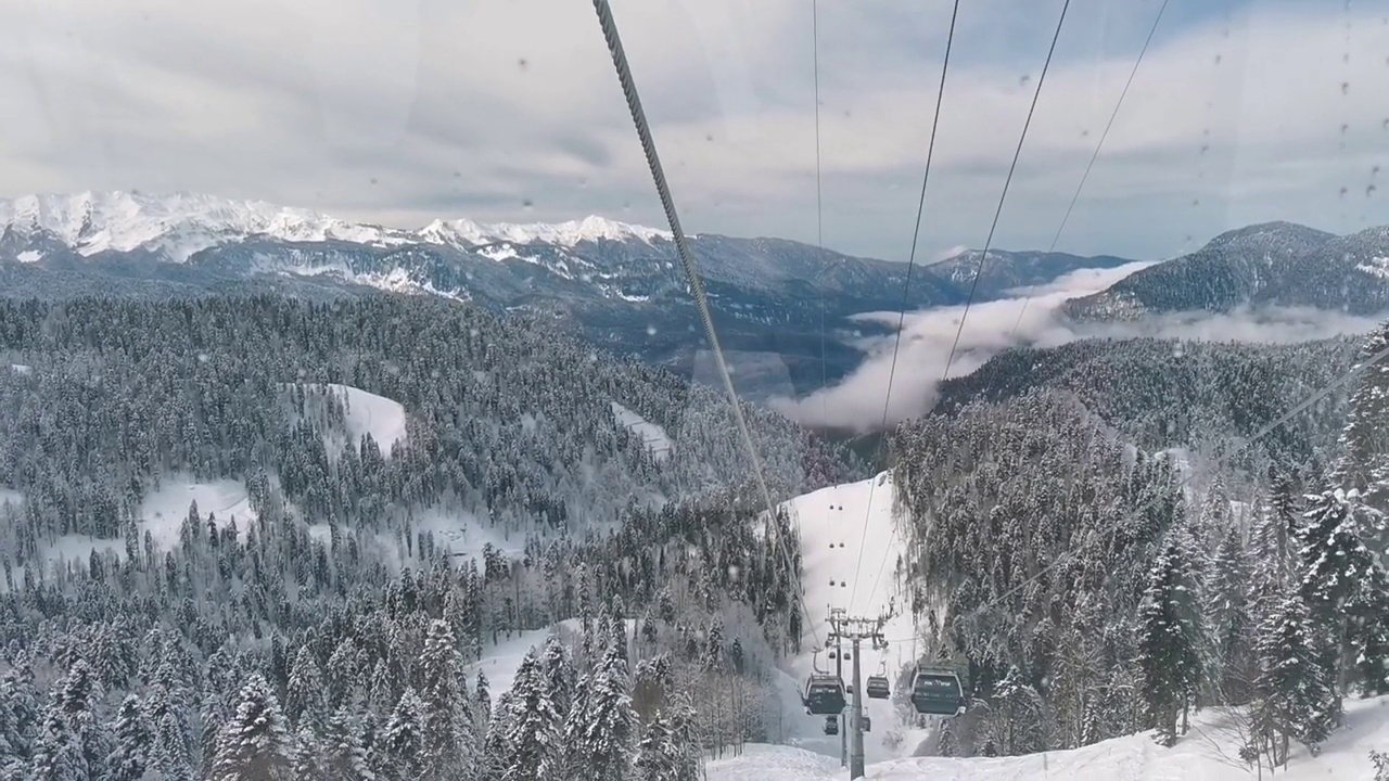 冬天的风景。山雪。电梯的滑雪者。季节性视频下载