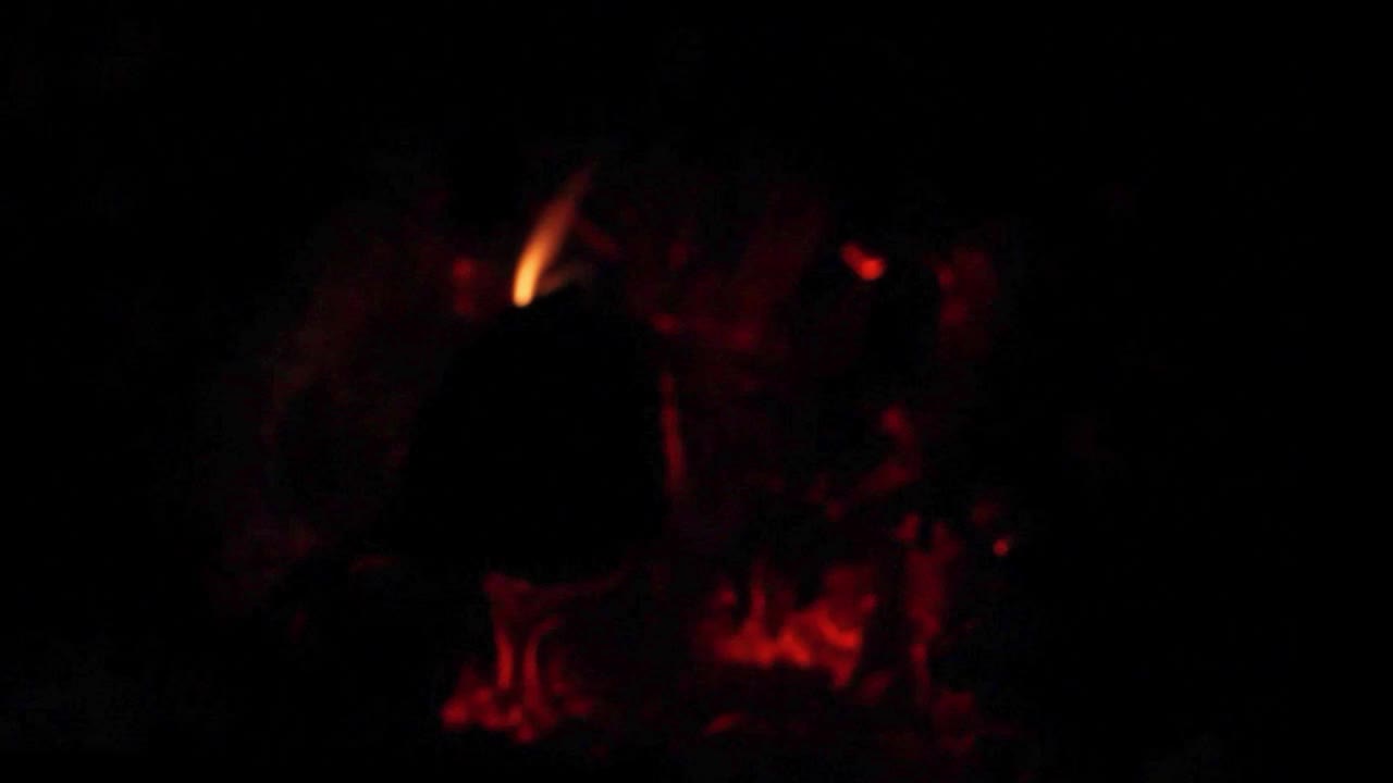 模糊图像的闪烁和微弱的火在炉子或壁炉，特写，家庭假日概念视频素材