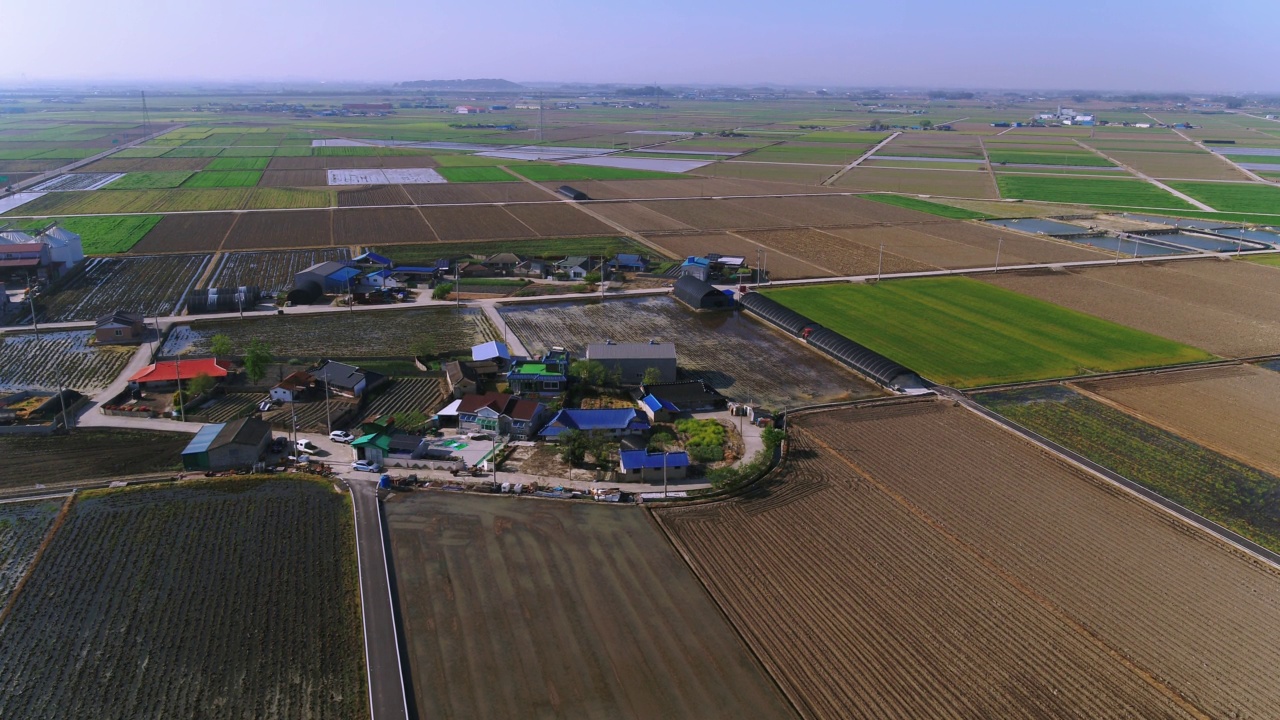 村庄和农田的风景/金济市，全北道，韩国视频素材