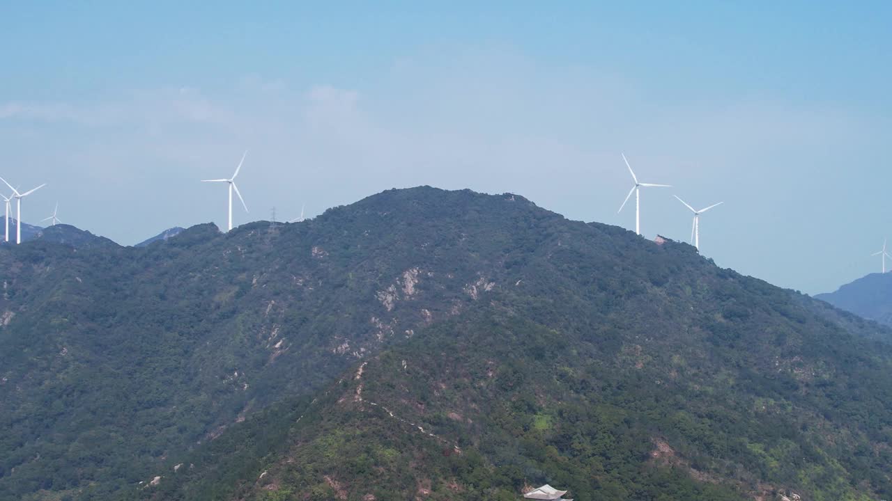 山顶上的风力发电设备视频素材