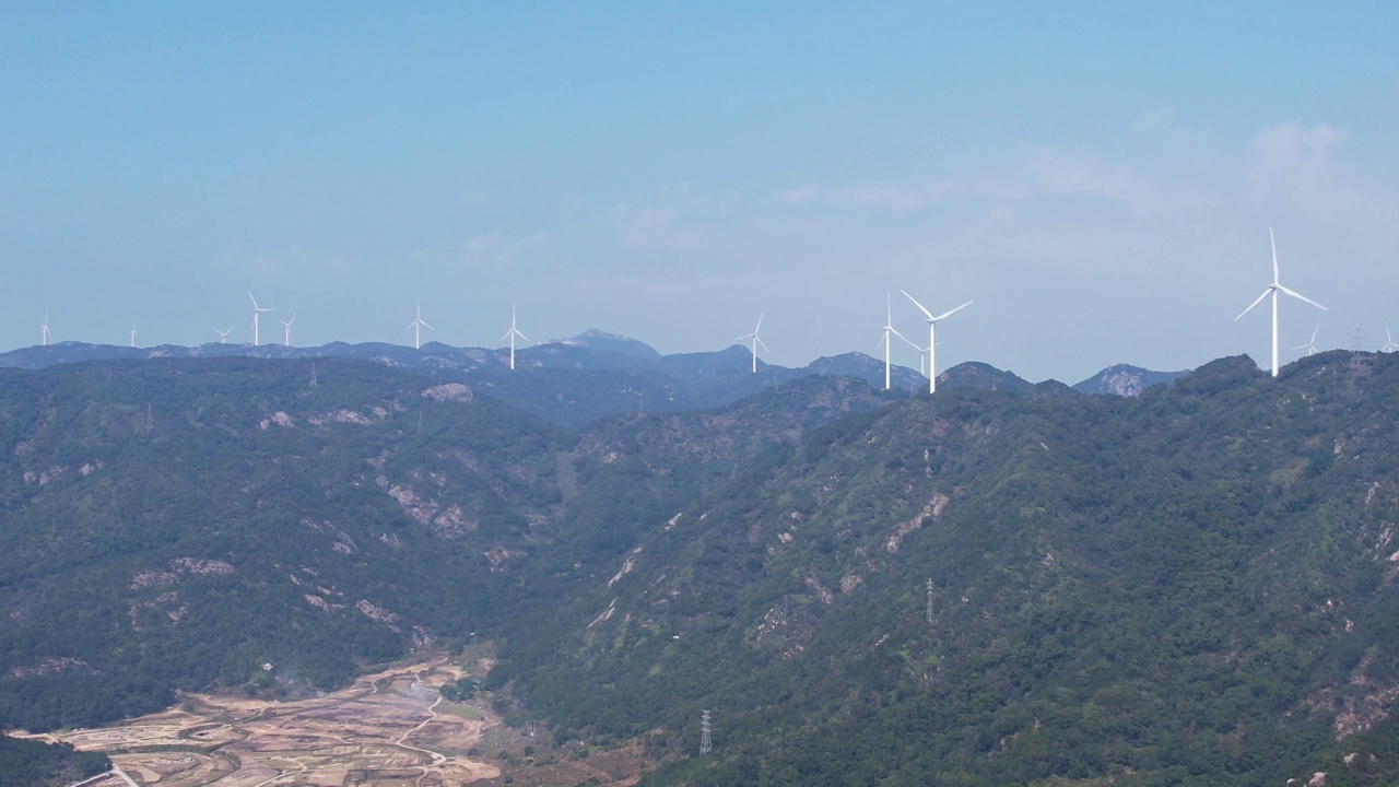 山顶上，风力发电设备视频素材