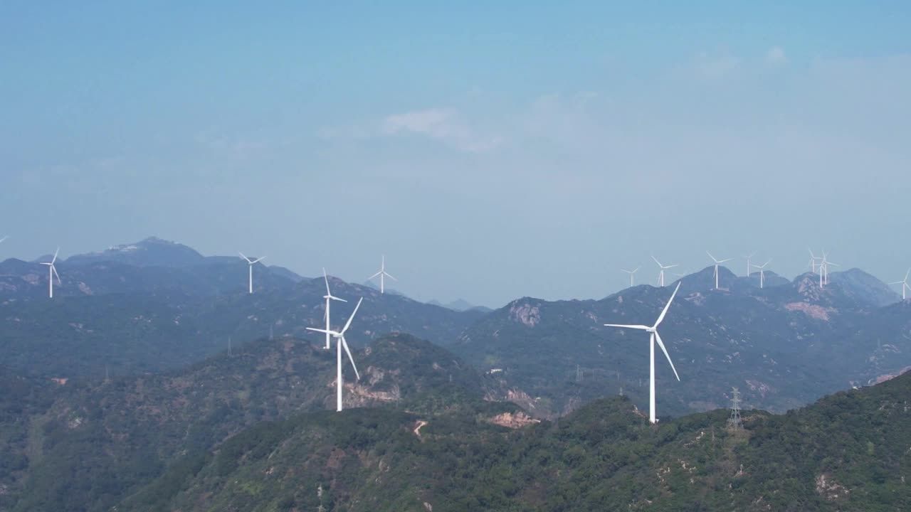 山风力涡轮机视频素材