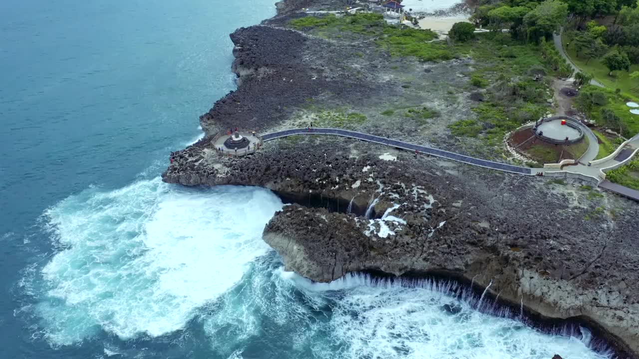 巴厘岛努沙杜瓦的水爆炸视频素材