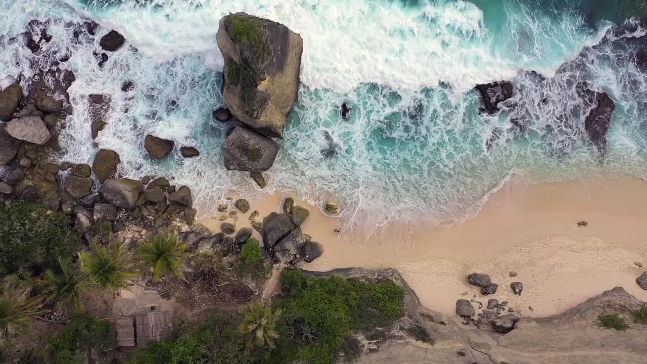 最荒凉、最美丽、最难以到达的钻石海滩，Nusa Penida视频素材