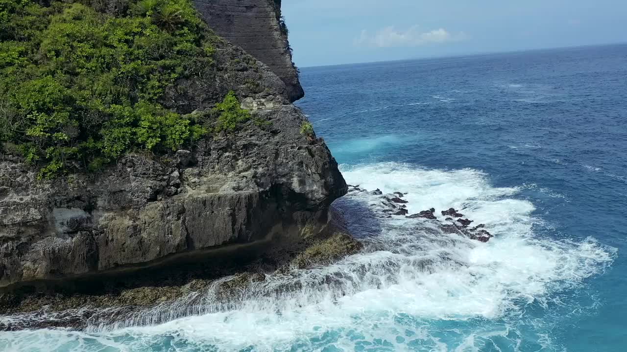 蓝绿色的海浪撞击着岩石，努沙佩尼达巴厘岛视频素材