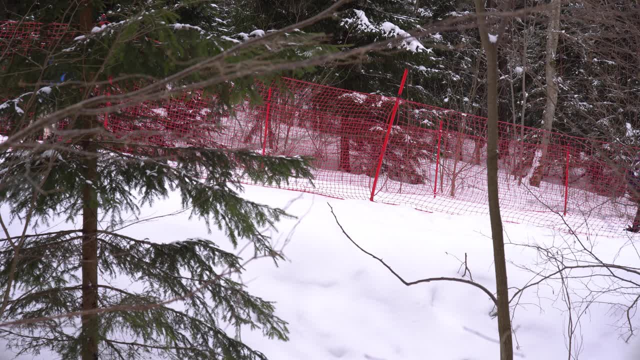 滑雪者在山上的斜坡上滑下，滑雪中心，冬季运动视频素材