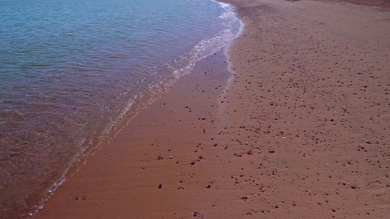 沙滩上有遮阳伞和躺椅。沙滩度假胜地的沙滩码头。埃及沙姆沙伊赫的赫尔格达。视频素材