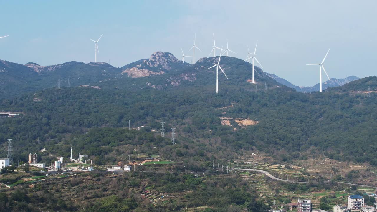 清洁能源，山顶风电设备视频素材