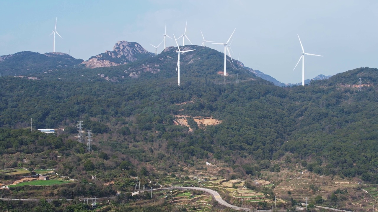 风力发电设备和山顶公路视频素材