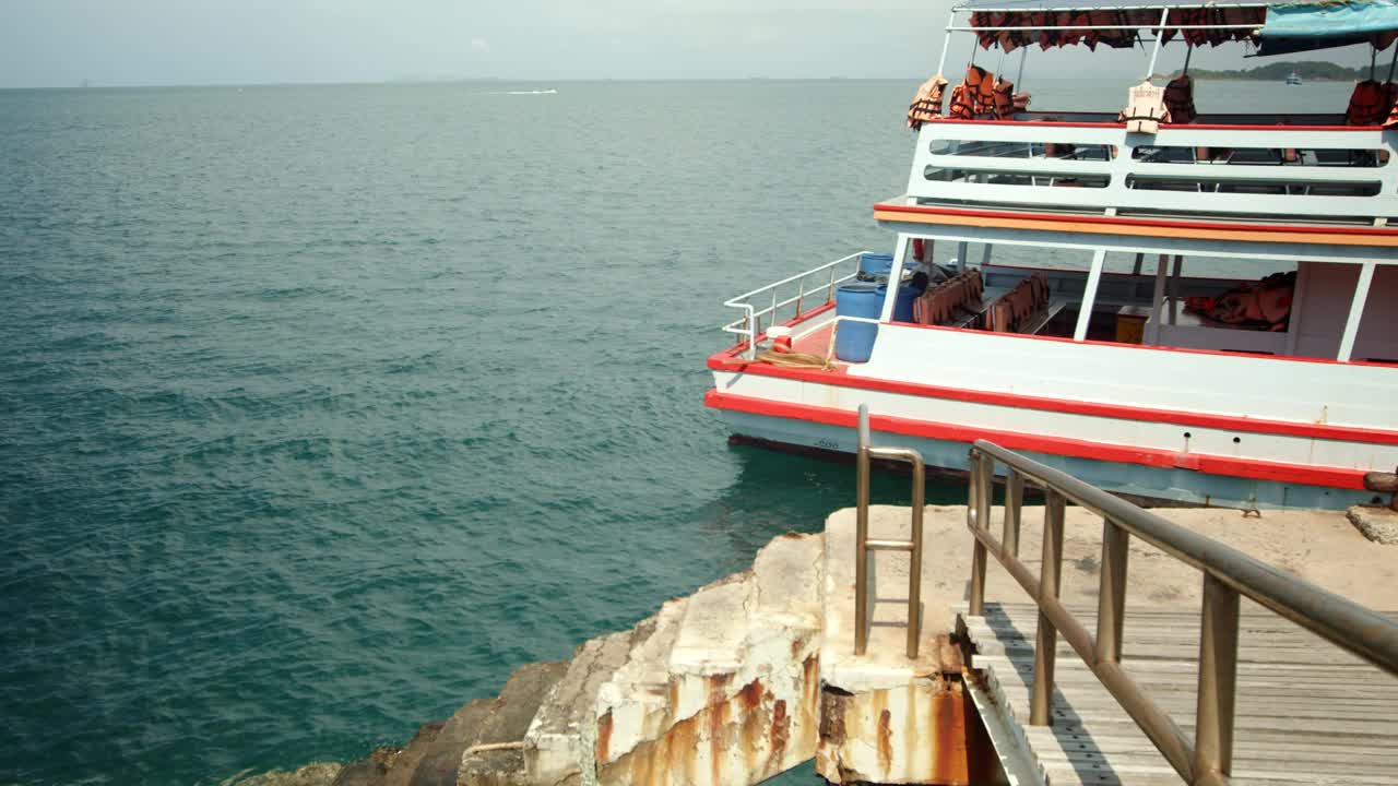 由大陆至海岛的远洋运输船，沿码头运送旅客视频素材