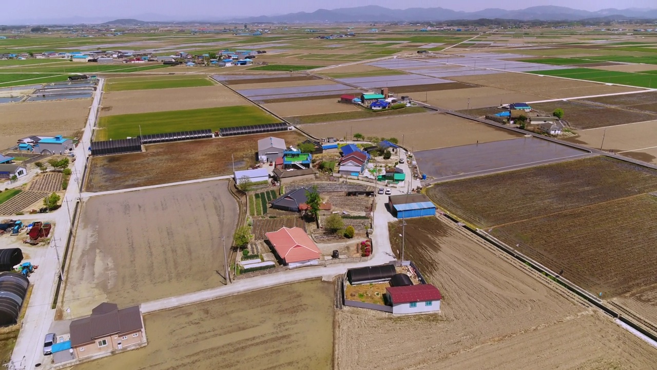 村庄和农田的风景/金济市，全北道，韩国视频素材