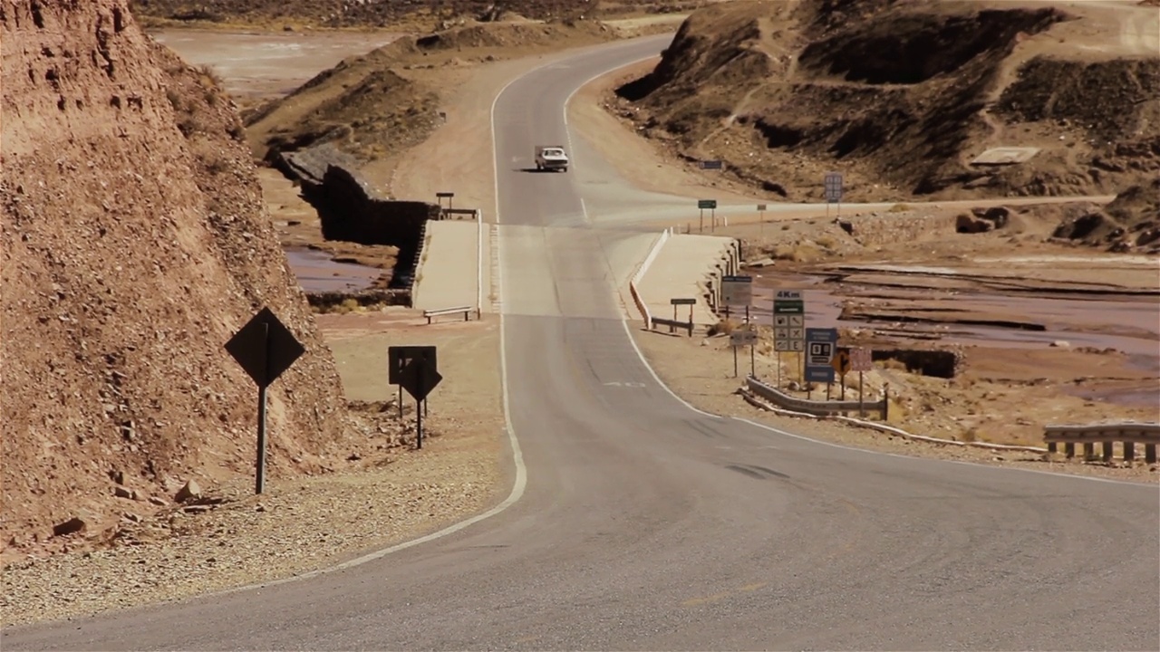 阿根廷，南美，Jujuy, Altiplano地区，52国道高速公路上的汽车。视频素材