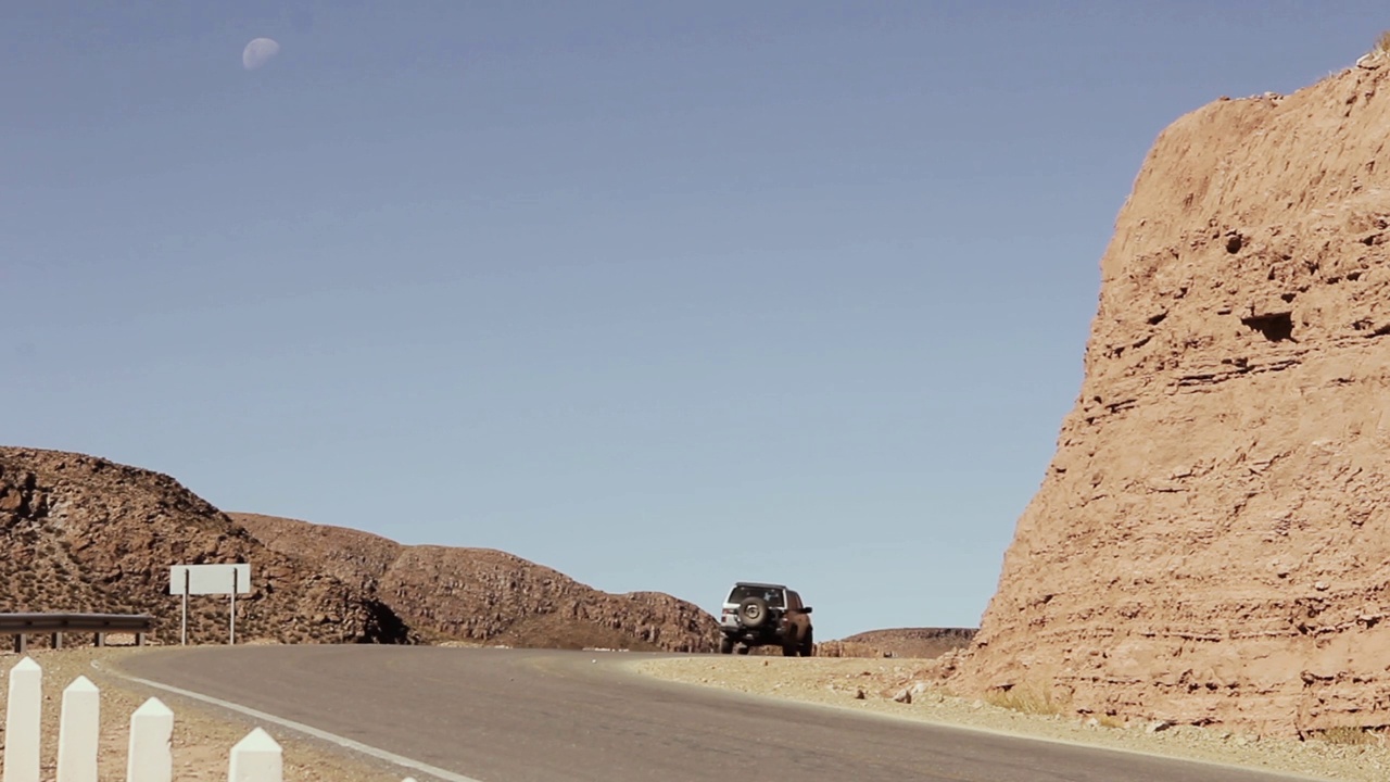 阿根廷，南美，Jujuy, Altiplano地区，52国道高速公路上的汽车。视频素材