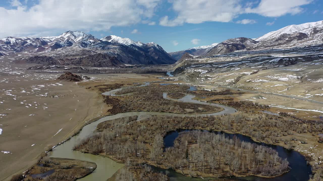 这是一架无人机在春季沿着楚亚河山谷飞行的视频，背景是苏kor山。阿尔泰、西伯利亚,俄罗斯。视频素材